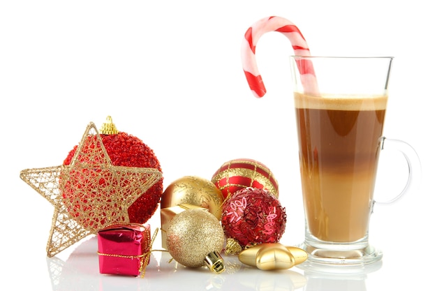 Xícara de café quente com decorações de Natal isoladas em branco