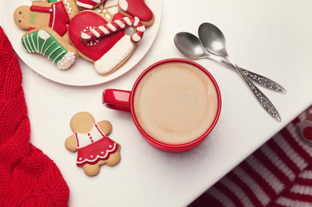 Xícara de café quente e biscoitos na mesa branca Vista superior da bebida de inverno