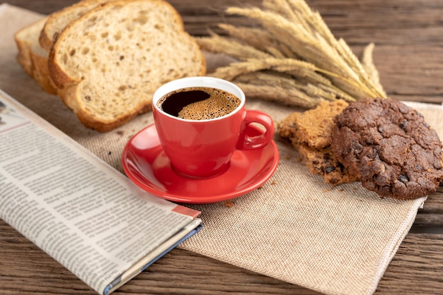 Xícara de café quente e café da manhã