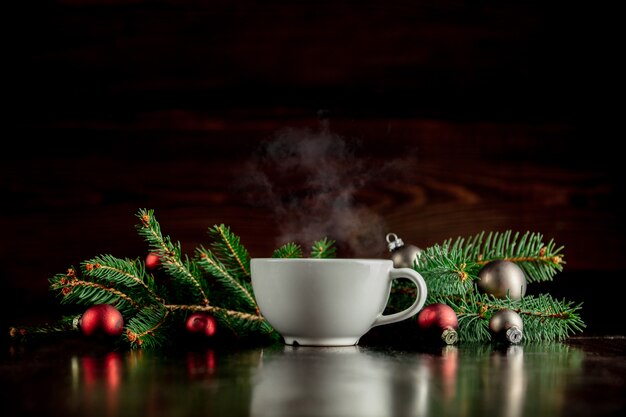 Xícara de café quente e decoração de Natal na mesa de madeira