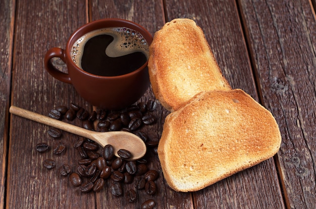 Xícara de café quente e pão torrado