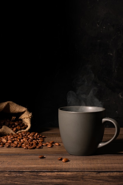 Xícara de café quente em uma mesa de madeira