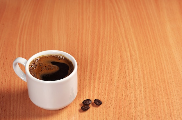 Xícara de café quente na mesa com espaço de cópia