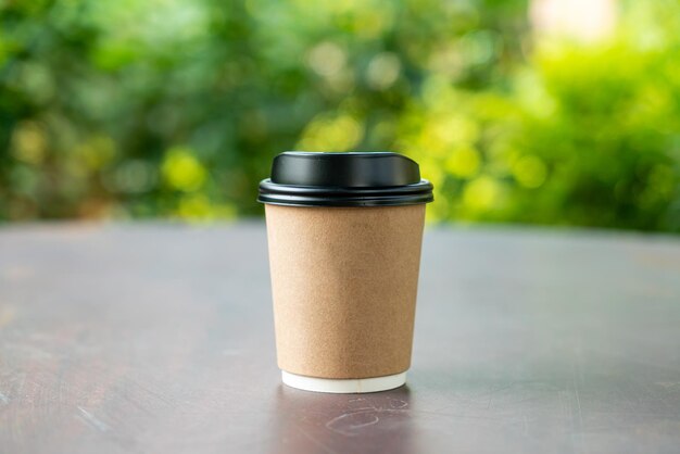 xícara de café quente na mesa de madeira com espaço de cópia