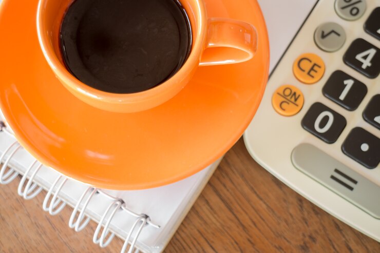 Xícara de café quente na mesa de madeira