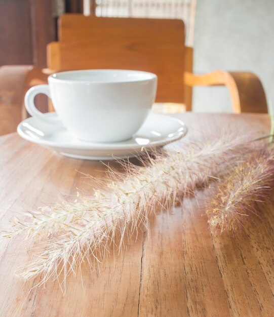 Foto xícara de café quente na mesa de madeira