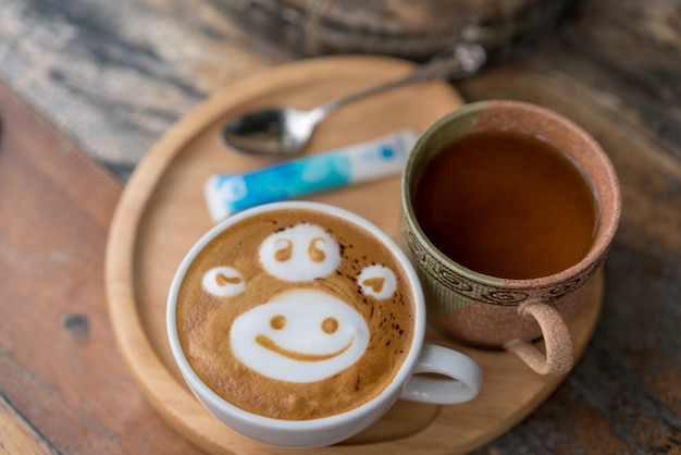 Xícara de café quente na mesa de madeira