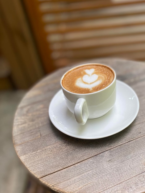 xícara de café quente na mesa de madeira