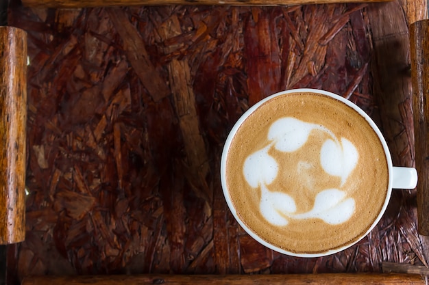 Xícara de café quente na mesa de madeira