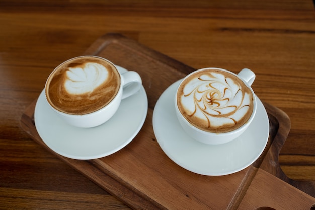 Xícara de café quente na mesa, hora de relaxamento, hora da manhã