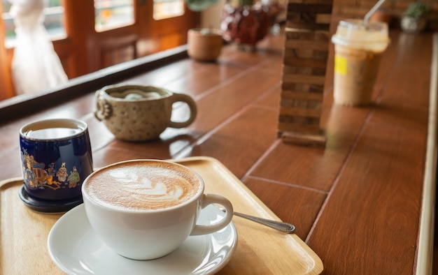 Xícara de café quente na mesa na manhã relaxe café com leite