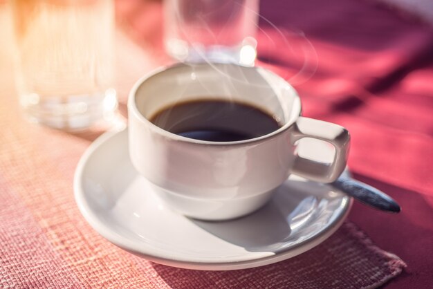 Foto xícara de café quente na mesa no café vintage e retrô