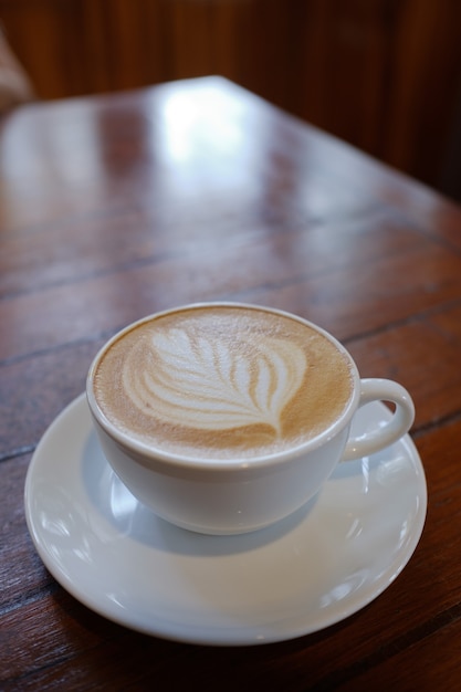 Xícara de café quente na mesa pela manhã, hora de relaxamento, café com leite