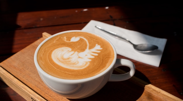 Xícara de café quente na mesa, relaxar, hora da manhã