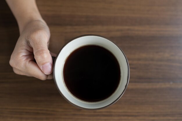 xícara de café quente na mesa, relaxar, hora da manhã