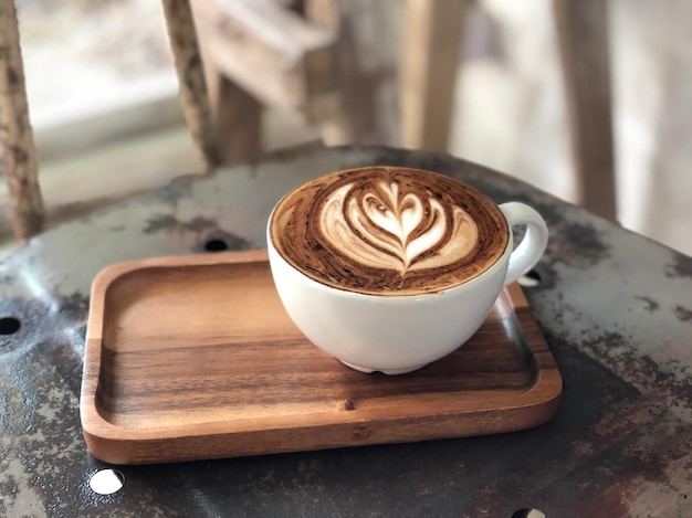 xícara de café quente na mesa