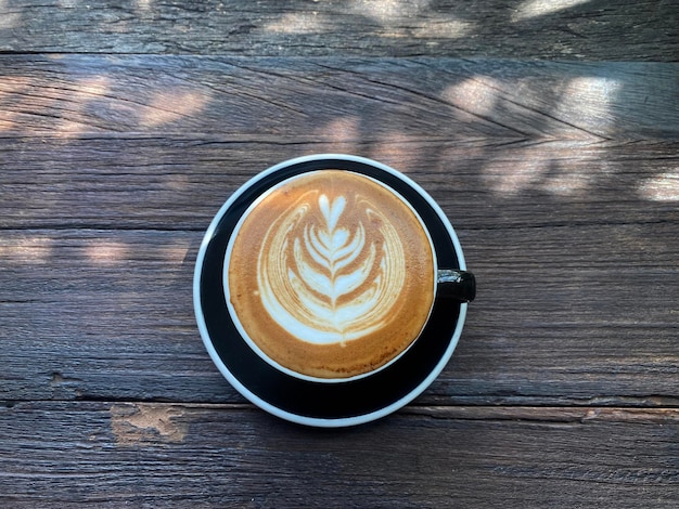 Xícara de café quente na mesa