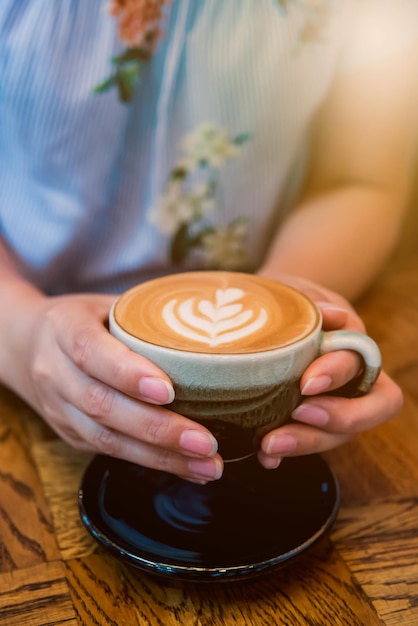 xícara de café quente no café para bebida da manhã