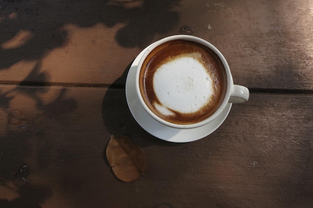 Xícara de café quente pela manhã, na mesa de madeira