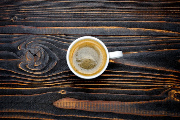 Xícara de café sobre fundo de madeira