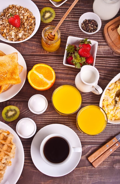 Foto xícara de café, suco de ovos, frutas e torradas