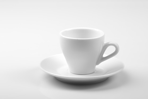 Xícara de café vazia isolada no branco