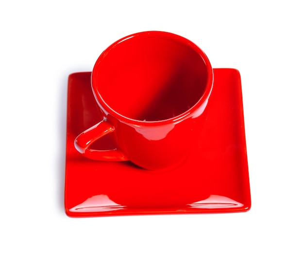 Xícara de café vermelha vazia isolada no fundo branco