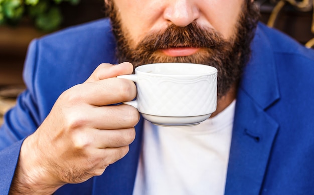 Xícara de café. Xícara de café cappuccino e expresso preto. Bebida de café. Homem barbudo, mãos segurando xícaras de café quente. Hora do café.