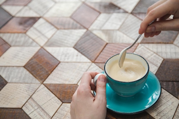 Foto xícara de cappuccino com espuma de leite na mesa de madeira