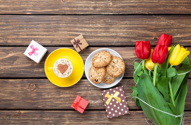 Xícara de cappuccino com forma de coração e biscoitos