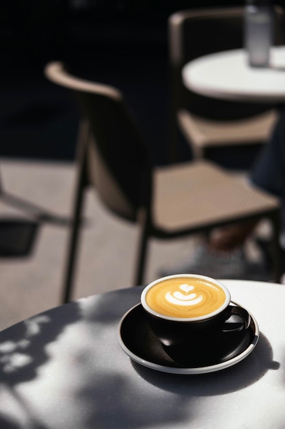 Xícara de cappuccino da manhã em uma mesa de café