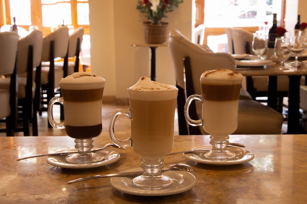 Xícara de cappuccino em uma cafeteria gourmet