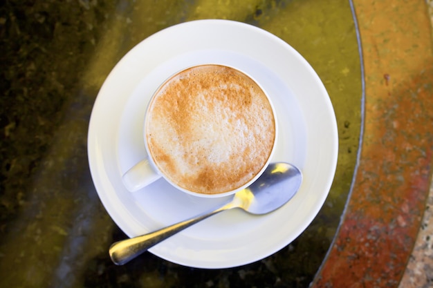 Xícara de cappuccino na mesa de pedra