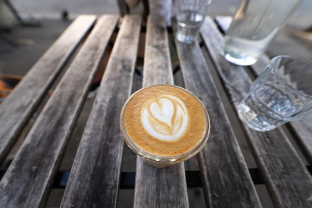 Xícara de cappucino são a mesa de madeira