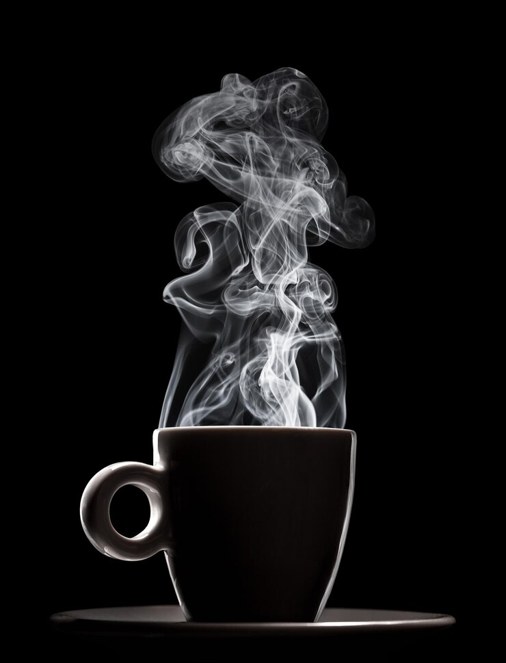 Foto xícara de cerâmica branca de fresco fumegante café aromático aromático da manhã quente sobre fundo preto. fumaça de café quente.