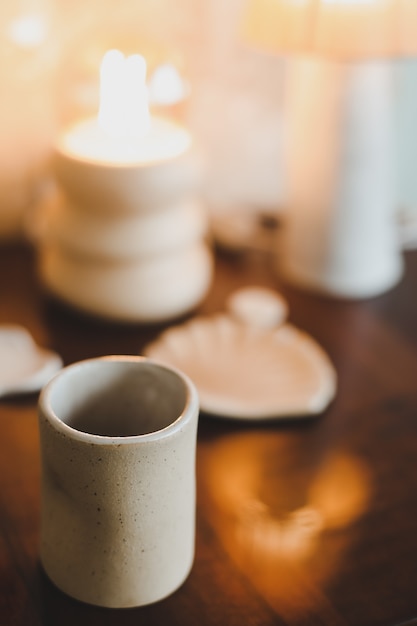 Xícara de cerâmica em um fundo aconchegante e quente dentro de casa