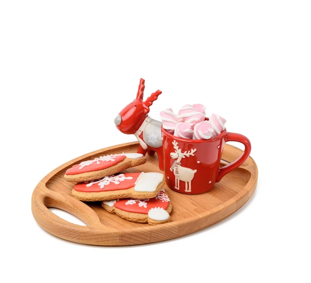 Xícara de cerâmica vermelha com cacau e marshmallows, fundo branco
