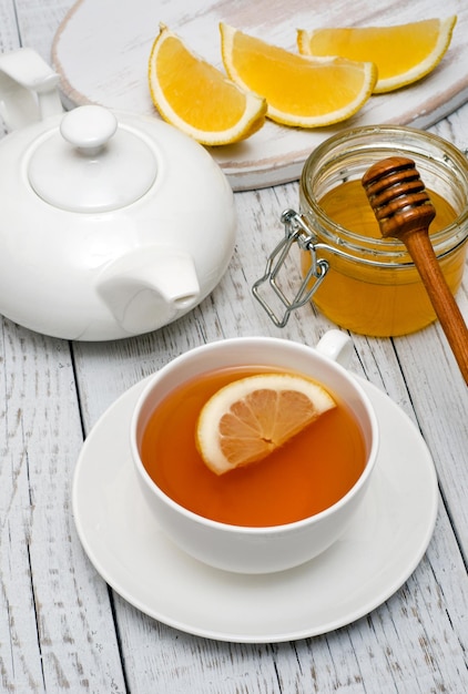 Xícara de chá aromático com limão e mel
