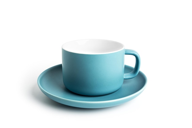 Xícara de chá azul e pires para bebida isolado no fundo branco. Xícara de café de cerâmica ou caneca de perto. Foto de alta qualidade