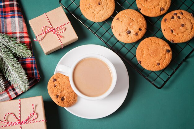 Xícara de chá, biscoitos caseiros, caixas de presente de Natal e decoração de Natal