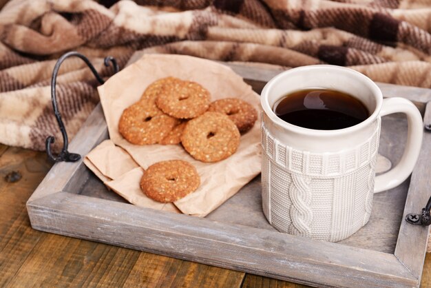 Foto xícara de chá com biscoitos em close-up da mesa