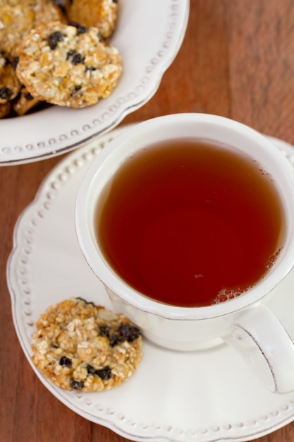 Xícara de chá com biscoitos