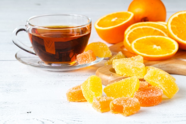 Xícara de chá com geléia de laranja na mesa, conceito de café da manhã