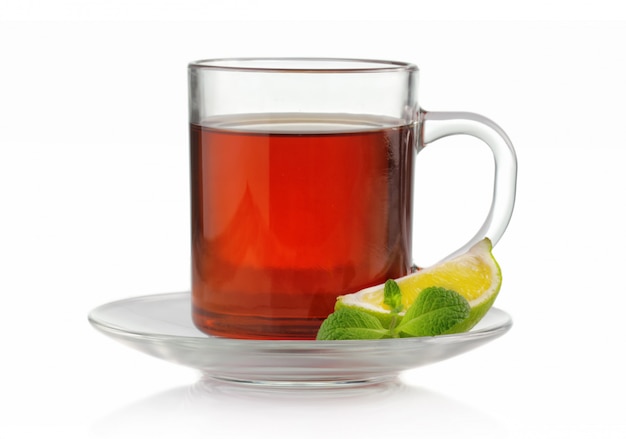 Xícara de chá com hortelã fresca e limão isolado