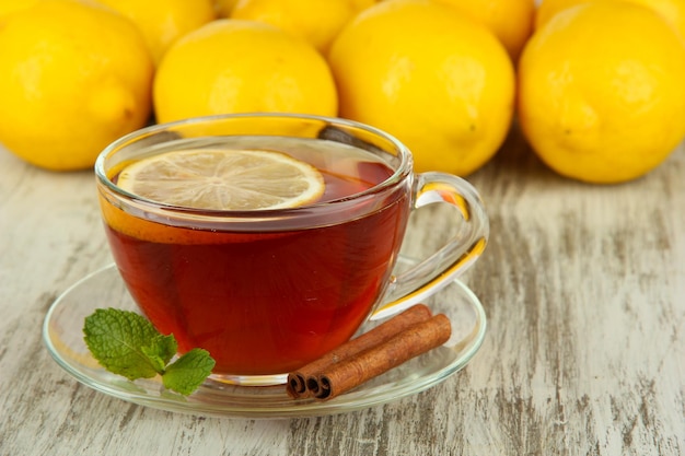 Xícara de chá com limão na mesa closeup