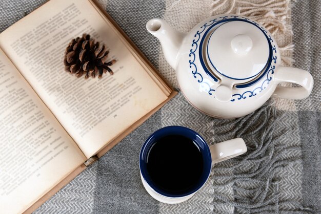Xícara de chá com livro em close-up da mesa