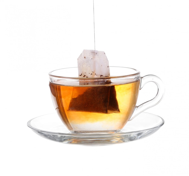 xícara de chá com saco isolado no fundo branco