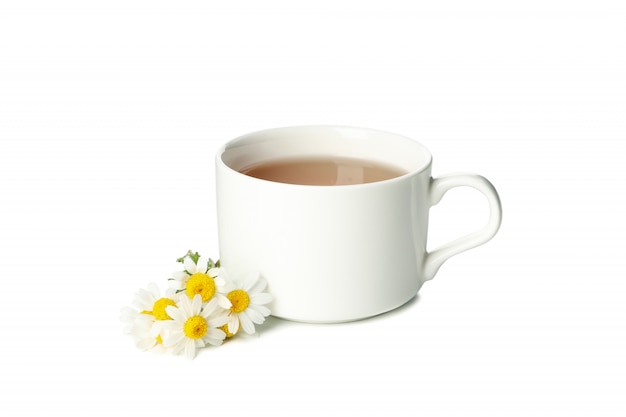 Xícara de chá de camomila, isolado no fundo branco
