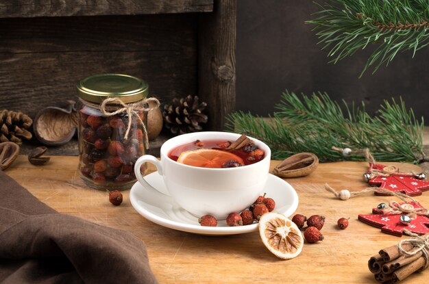 Xícara de chá de cerâmica com decoração de natal.
