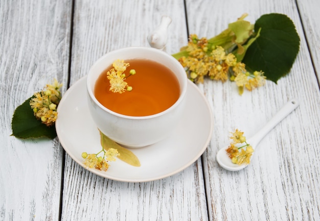 Xícara de chá de ervas com flores de tília